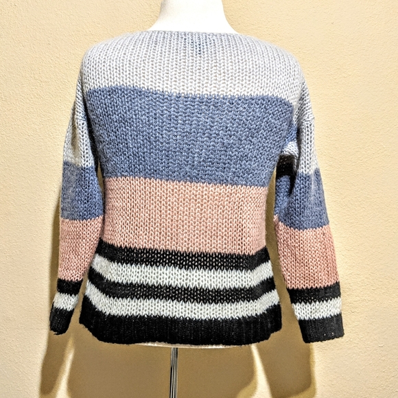 LUCKY loose knit sweater (small) - Picture 3 of 10